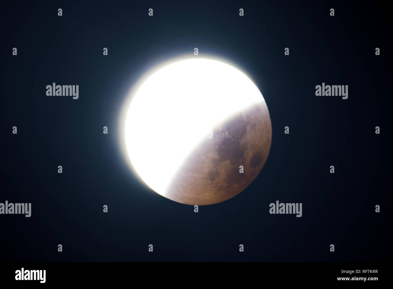 Moon eclipse Tag 2018, belichtet, Version, Details zum Schatten teil, mit großen Newton Teleskop in schwarzen Hintergrund genommen werden, zeigen. Stockfoto