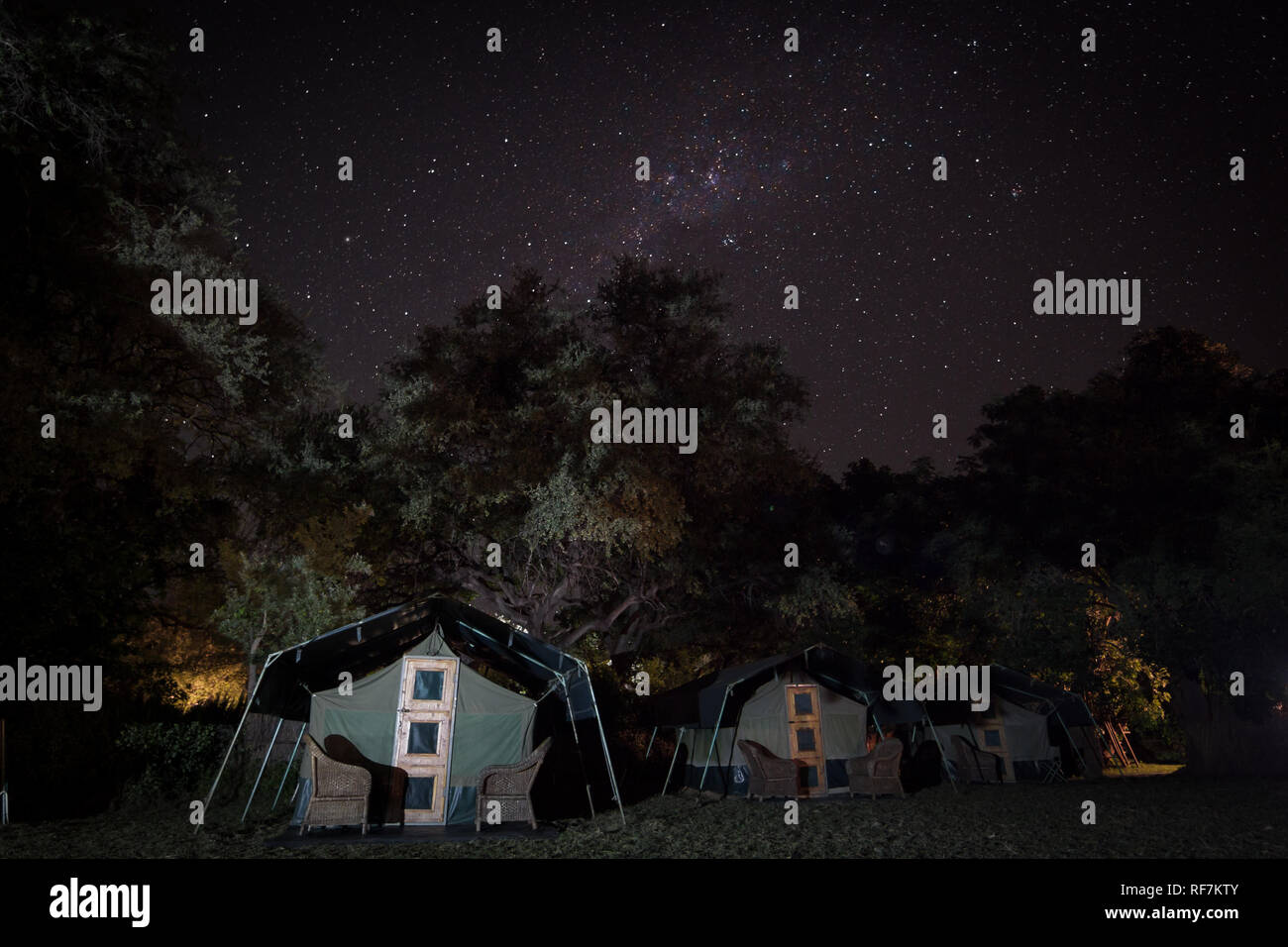 Safari Camps in der Nähe von Mfuwe, östlichen Provinz, Sambia, sind ein beliebter Ausgangspunkt für Ausflüge in den South Luangwa National Park. Stockfoto