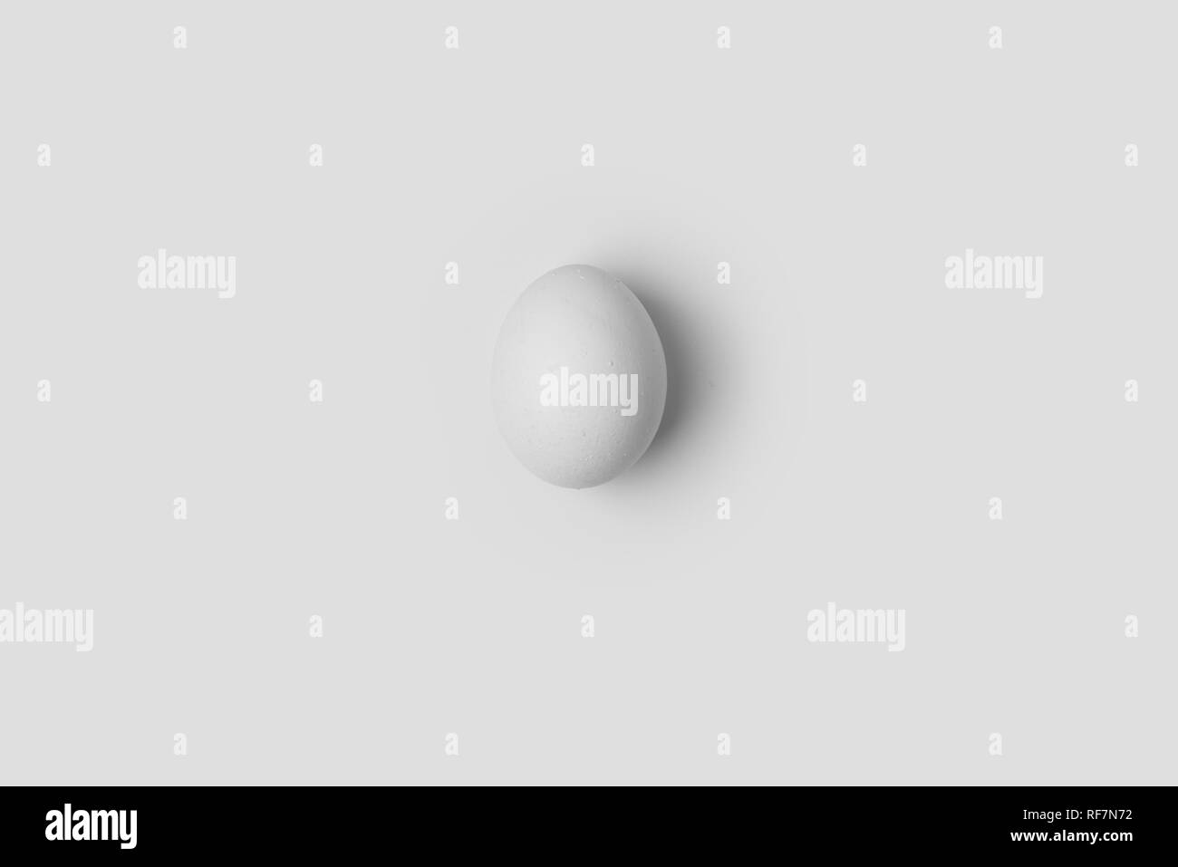 Weiße Eier auf den weißen Hintergrund in der Mitte. Gestaltung, Visuelle Kunst, Minimalismus Ostern Stockfoto