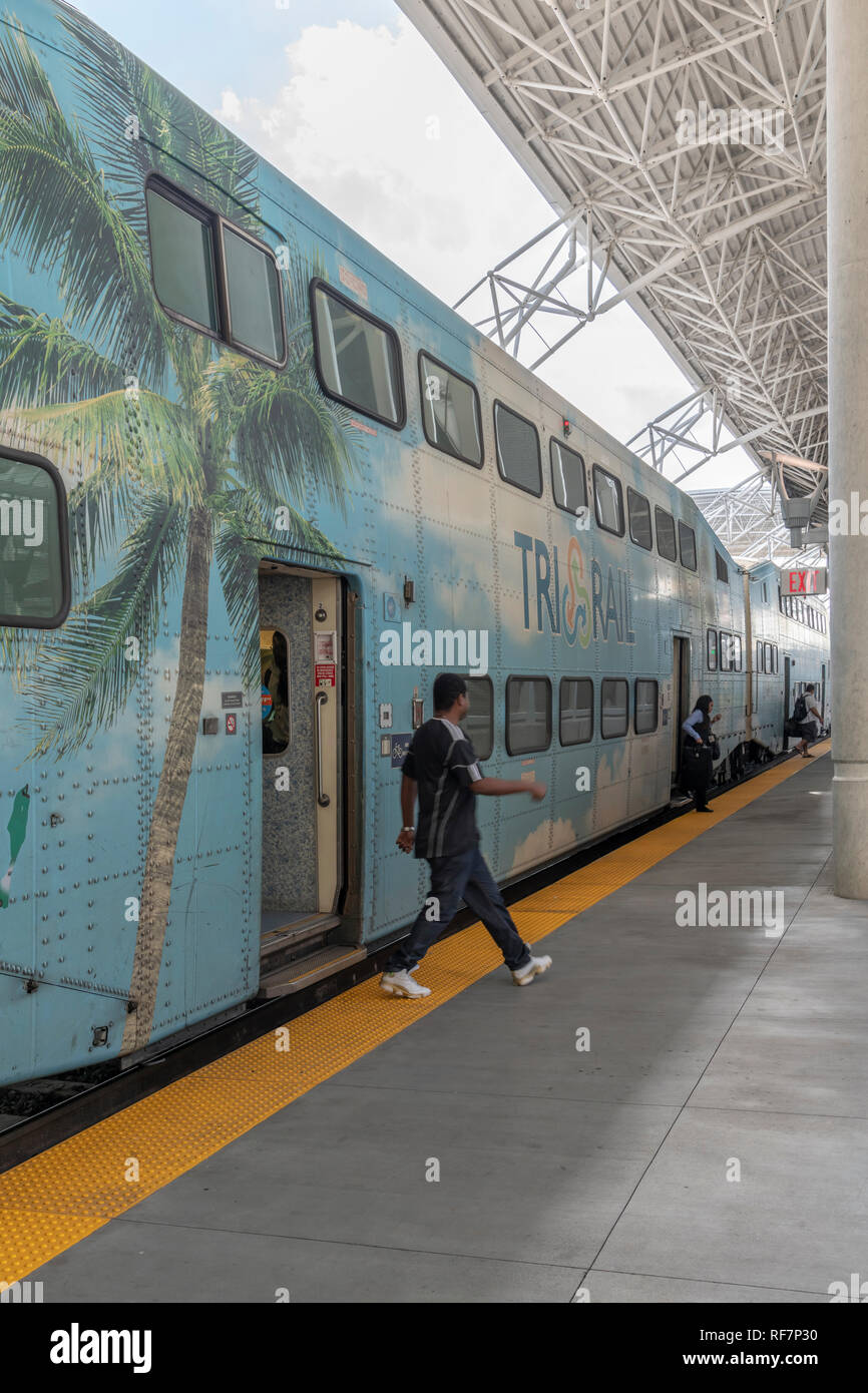 Die neue Tri-Rail Bahnhof und die Züge am Miami Airport. Die Bahntrasse nimmt Passagiere Norden nach Fort Lauderdale und darüber hinaus zu Mangolia Park Station. Stockfoto