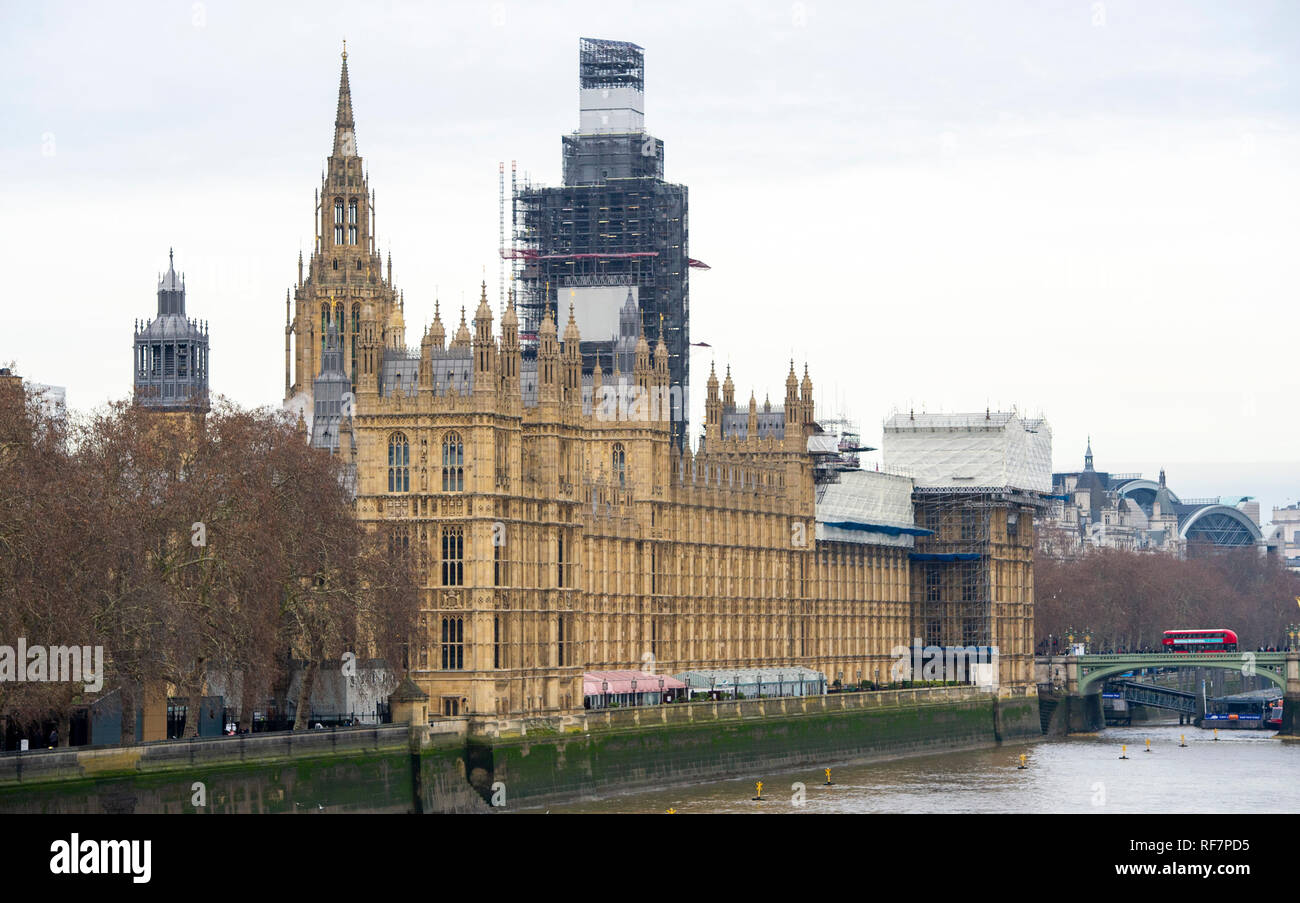 Renovierungsarbeiten durchgeführt, die auf das Parlament und den Big Ben Clock Tower Westminster London UK Foto aufgenommen von Simon Dack Stockfoto