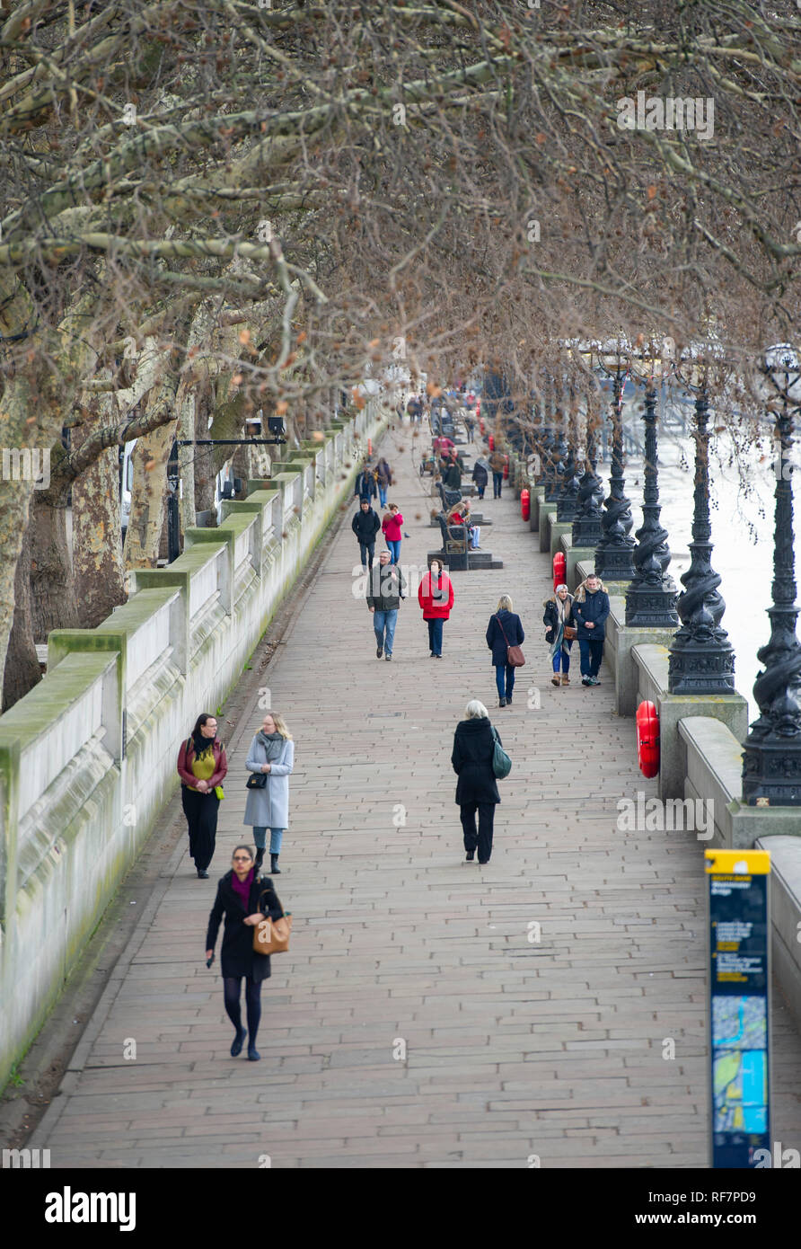 Menschen zu Fuß entlang der South Bank der Themse in London UK Foto aufgenommen von Simon Dack Stockfoto