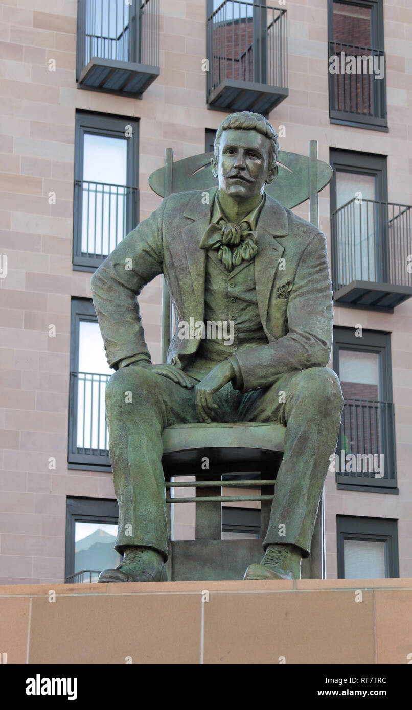 Diese Statue des großen schottischen Architekten und Designer Charles Rennie Mackintosh, wurde in Glasgow vorgestellt, im Jahr 2018, 150 Jahre seit seiner Geburt und 90 Jahre seit seinem Tod zu gedenken. Es sitzt in der Anderson Bereich von Glasgow und wurde von Andy Scott geformt. Alan Wylie/ALAMY © Stockfoto