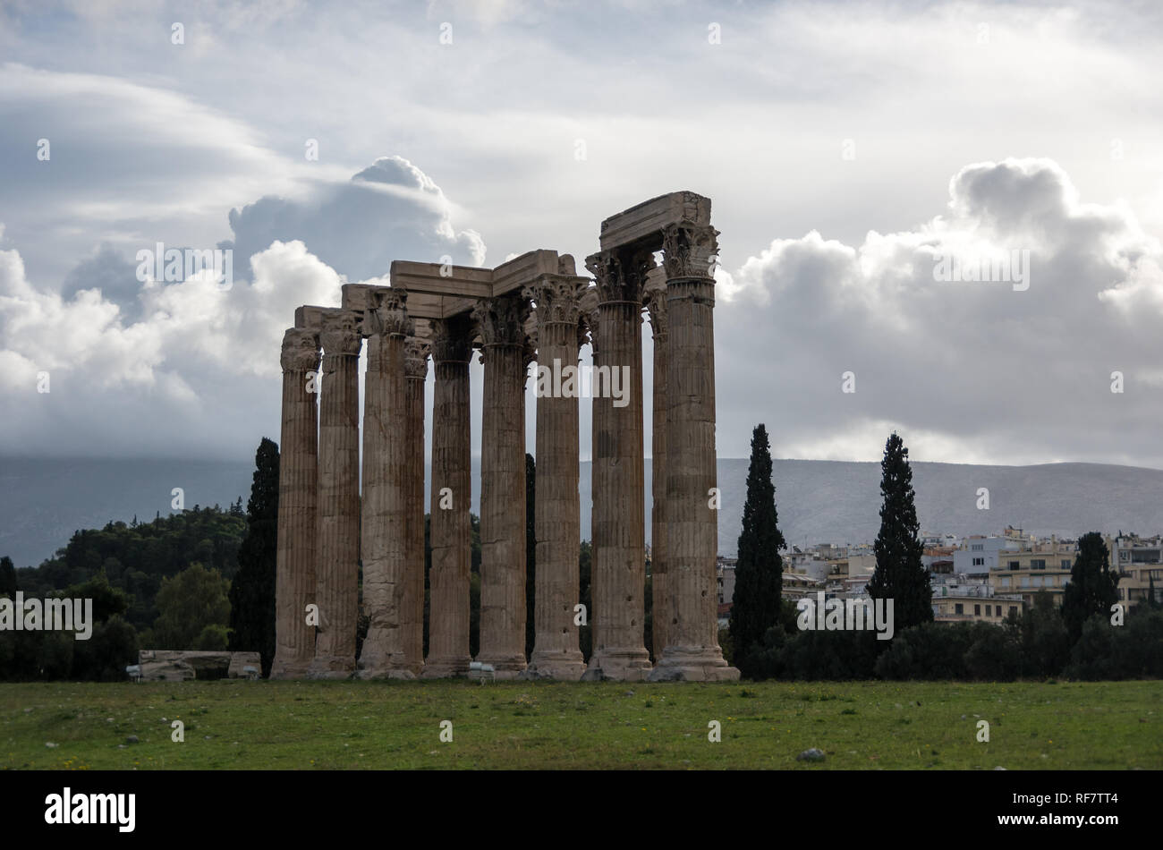 Athen, Griechenland - 28 Dezember, 2017: Tempel des Olympischen Zeus und Akropolis Stockfoto
