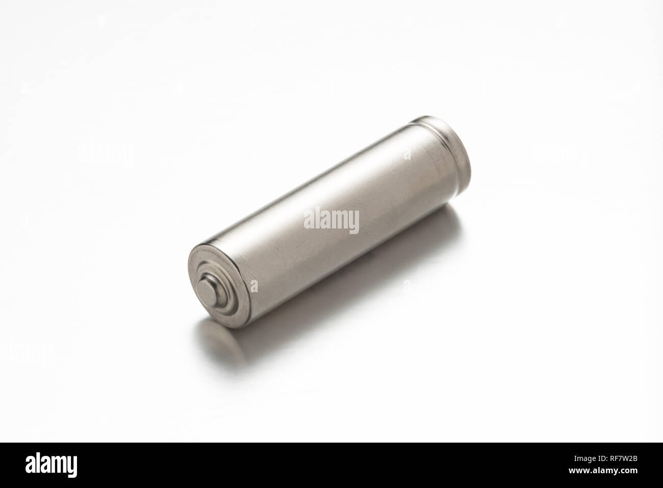 Universal silber Batterie auf weißem Hintergrund Stockfoto