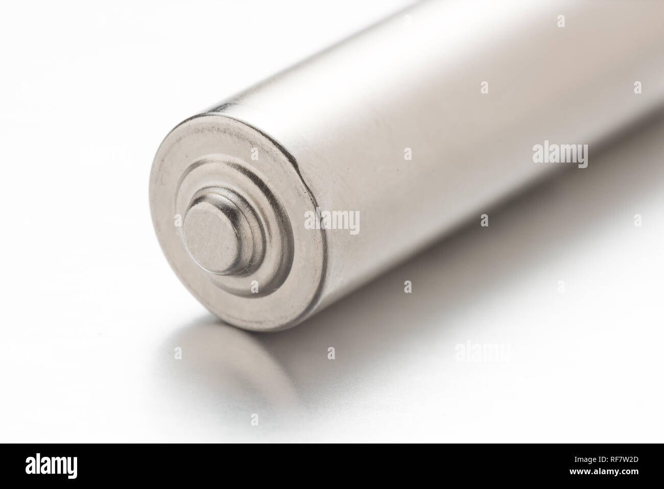 Universal silber Batterie auf weißem Hintergrund Stockfoto