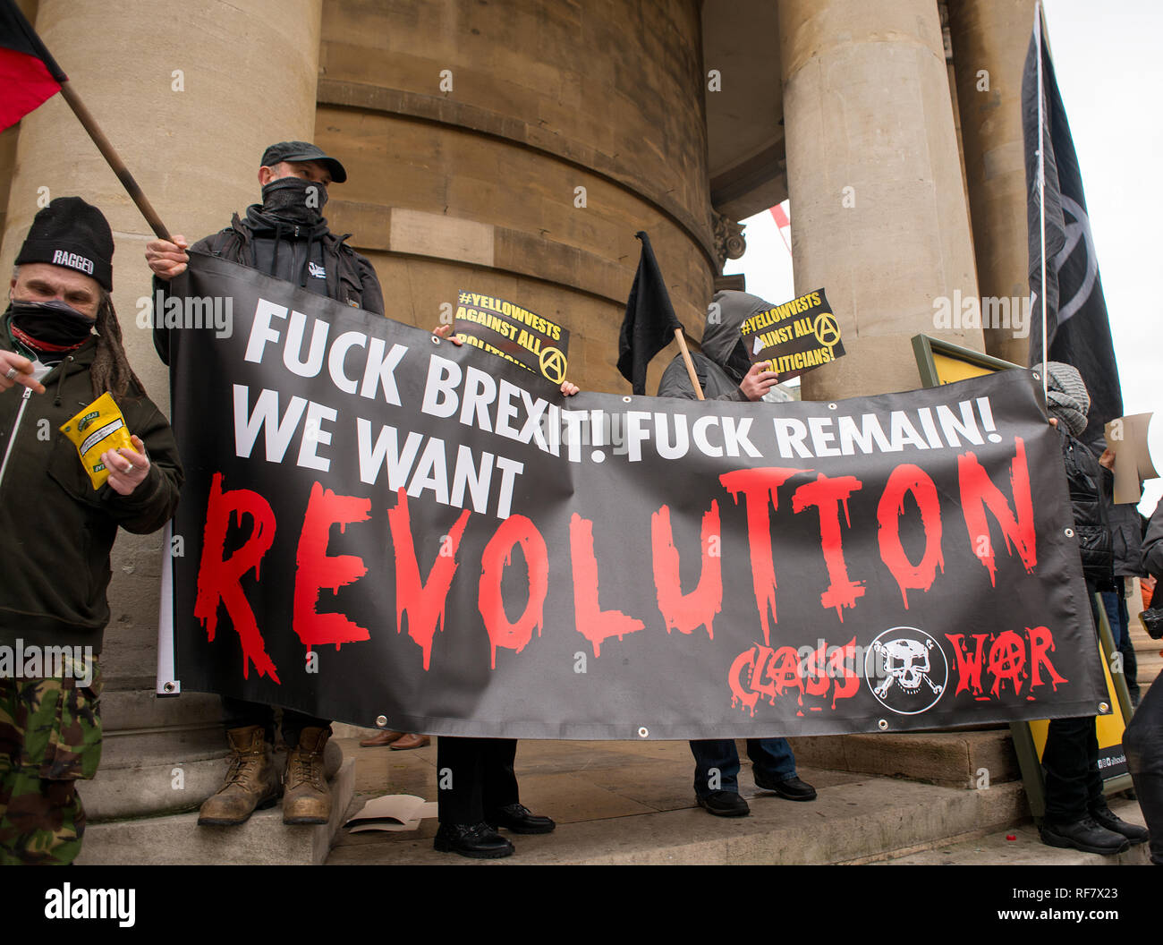 Wütend Gruppe von Anti-government Anarchisten Demonstranten mit Transparenten, Protest gegen den Zustand der Brexit beschäftigen, an der Portland Place, London, UK. Stockfoto