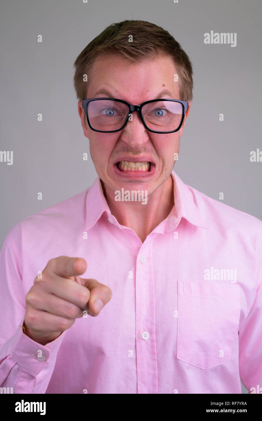 Angesichts der wütenden jungen nerd Geschäftsmann an Kamera zeigen Stockfoto