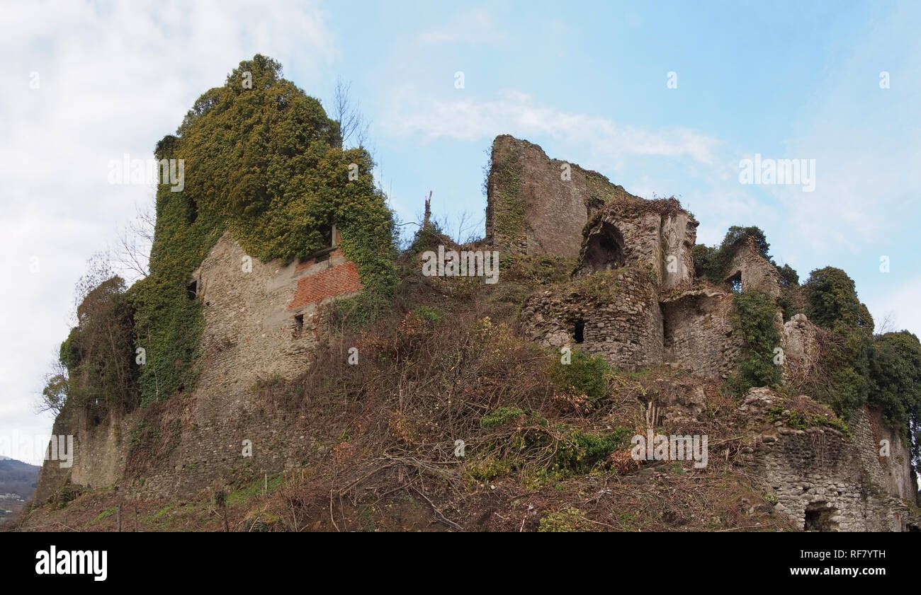 Die alte Malnido Burgruinen in Villafranca in Lunigiana, Italien. Panorama Composite. Beseitigung von Vegetation in Arbeit Januar 2019. Stockfoto