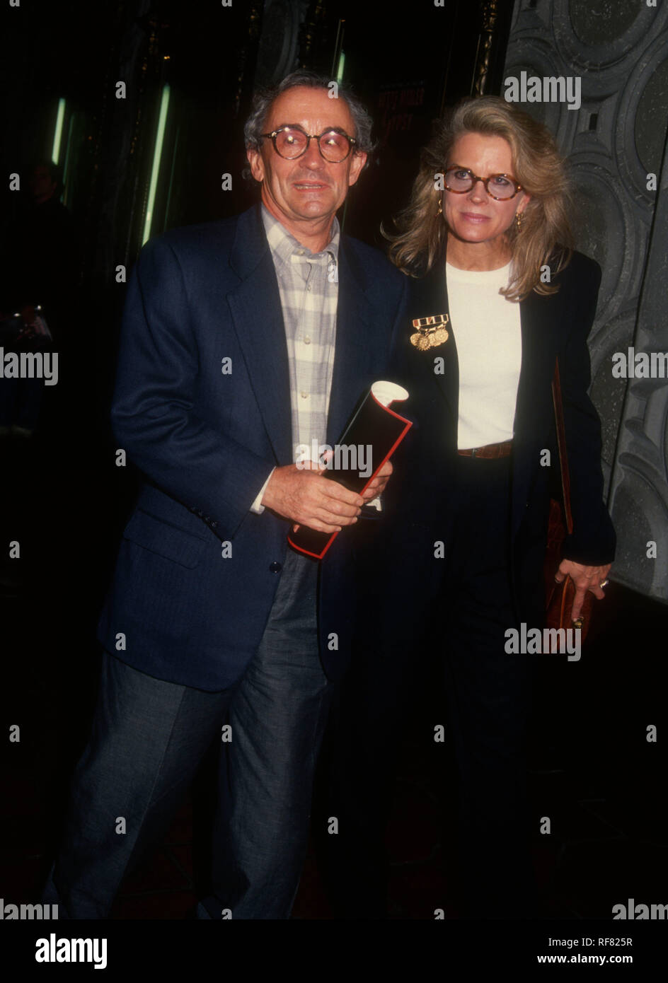 HOLLYWOOD, CA - 1. NOVEMBER: Regisseur Louis Malle und Frau Schauspielerin Candice Bergen besuchen das Screening der CBS Television Film 'Zigeuner' am 1. November 1993 im El Capitan Theatre in Hollywood, Kalifornien. Foto von Barry King/Alamy Stock Foto Stockfoto