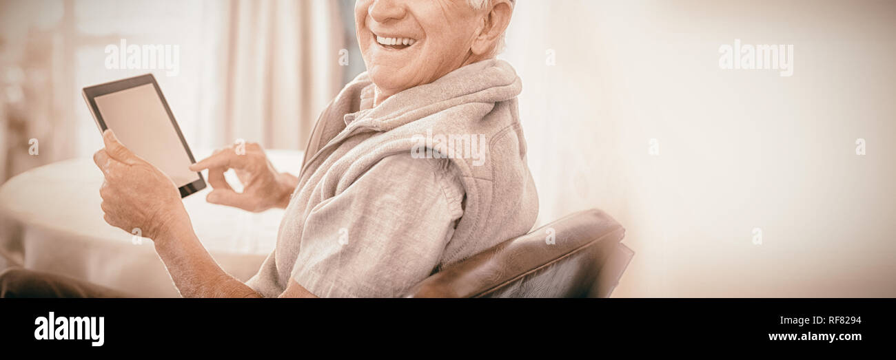 Senior woman mit digital-Tablette Stockfoto