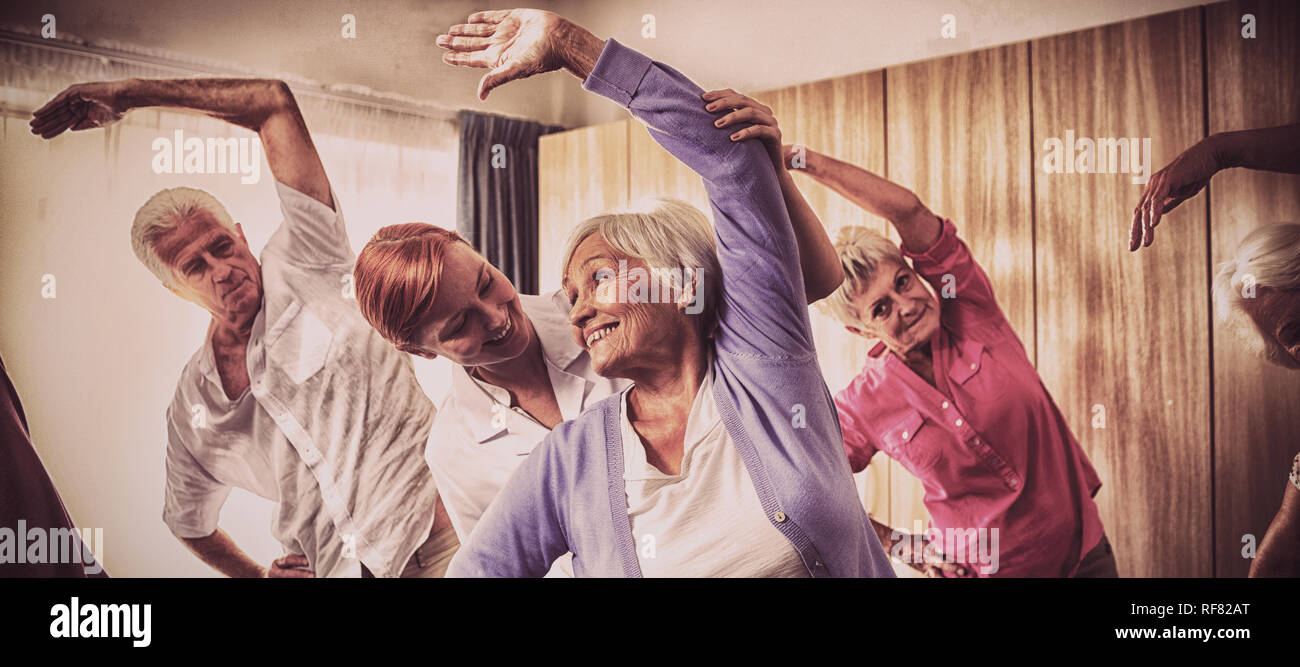 Gruppe von Senioren, Übungen mit Krankenschwester Stockfoto