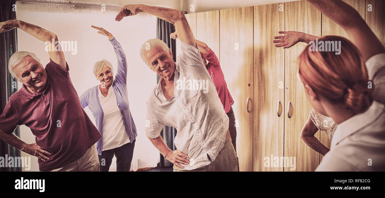 Gruppe von Senioren, Übungen mit Krankenschwester Stockfoto