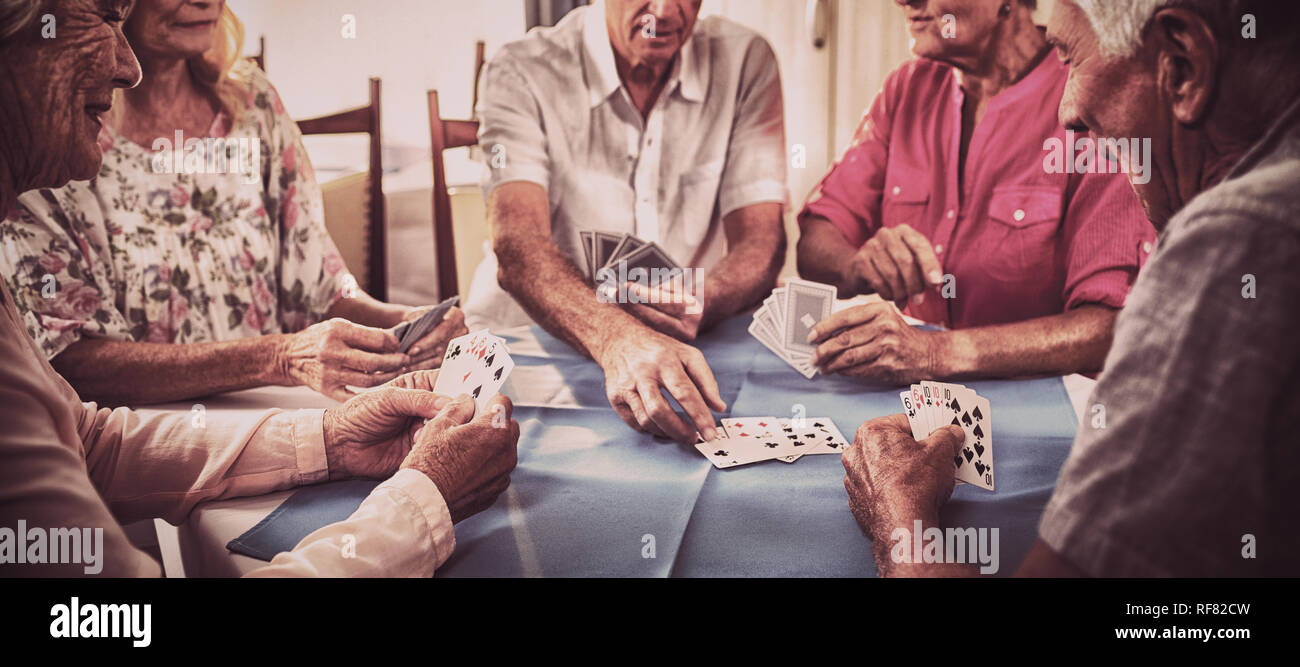 Gruppe von Senioren Spielkarten Stockfoto