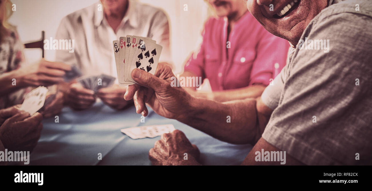 Gruppe von Senioren Spielkarten Stockfoto