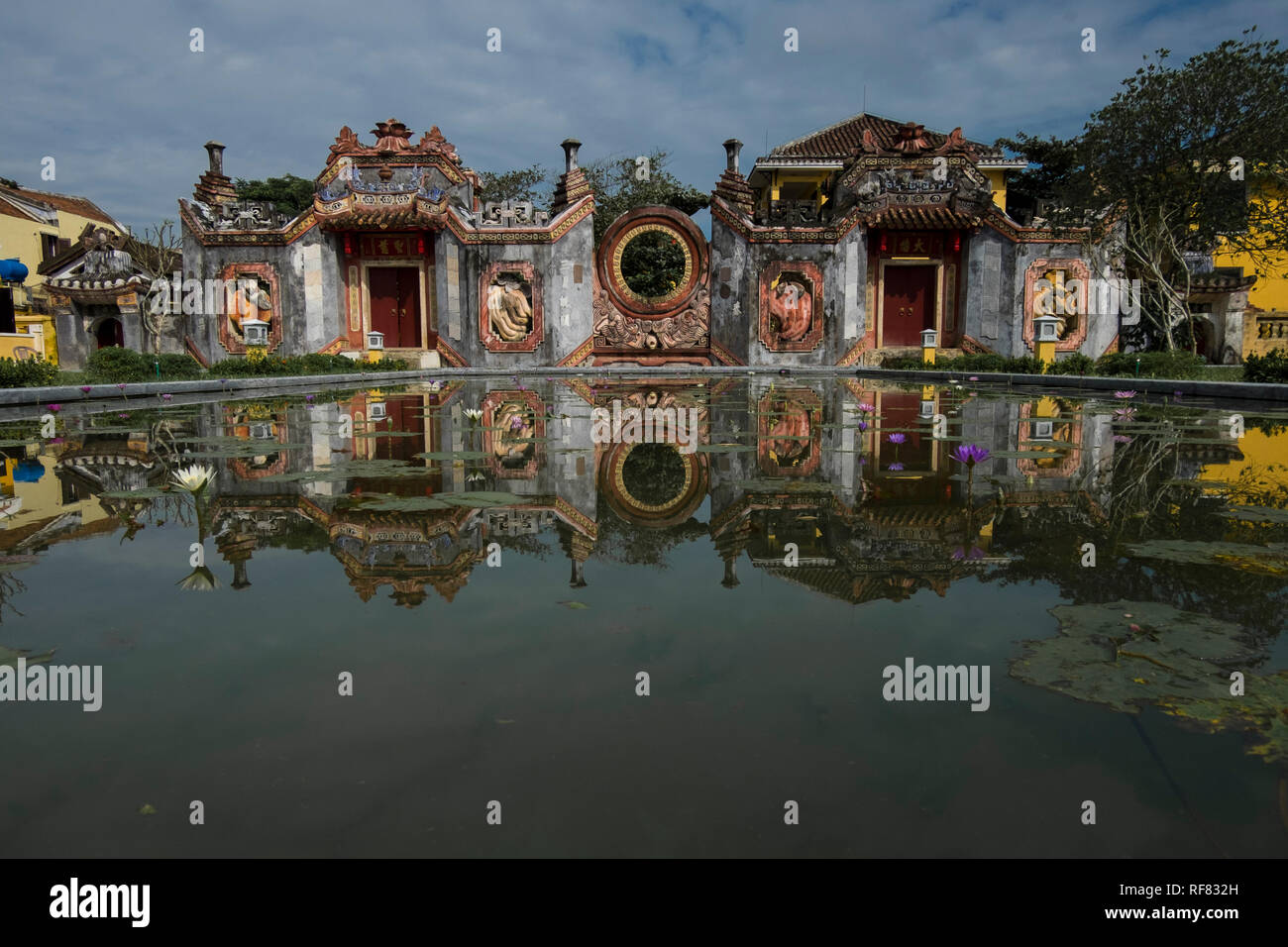 Die atemberaubende Tam Quan chua Ba Mu chinesischen Tempel und reflektierenden Teich in Hoi An, Vietnam. Stockfoto