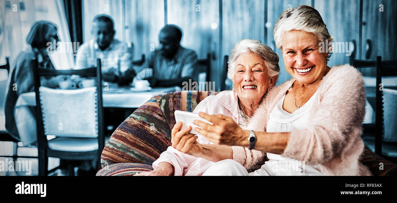 Portrait von lächelnden älteren Frau unter selfie mit Freund Stockfoto