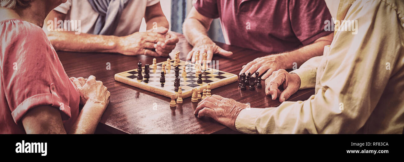 Senioren Schach spielen Stockfoto