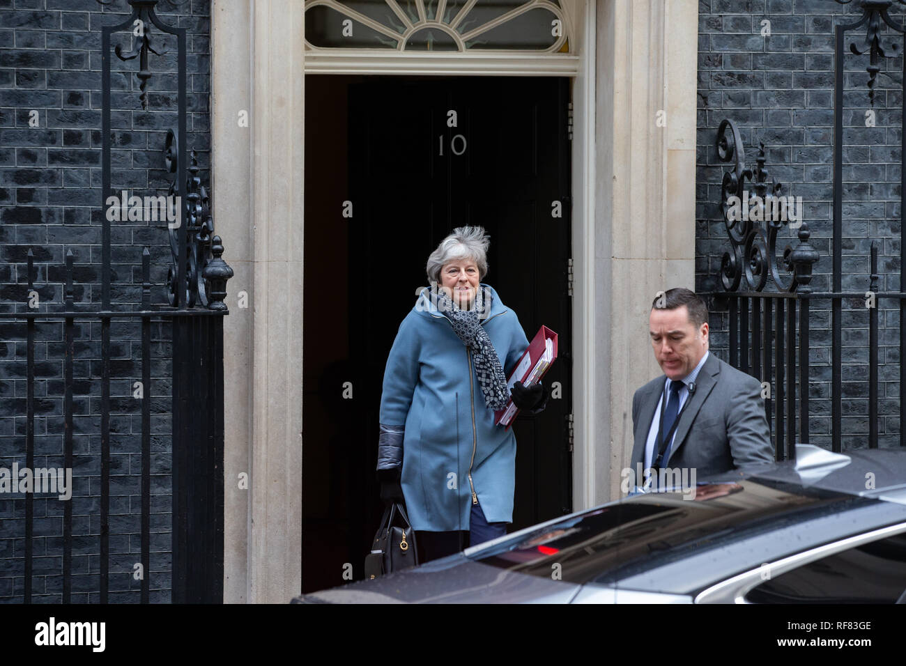 Der britische Premierminister, Theresa May, Blätter Nummer 10 Downing Street vor dem Unterhaus für die Prime Minister's Fragen gehen. Stockfoto