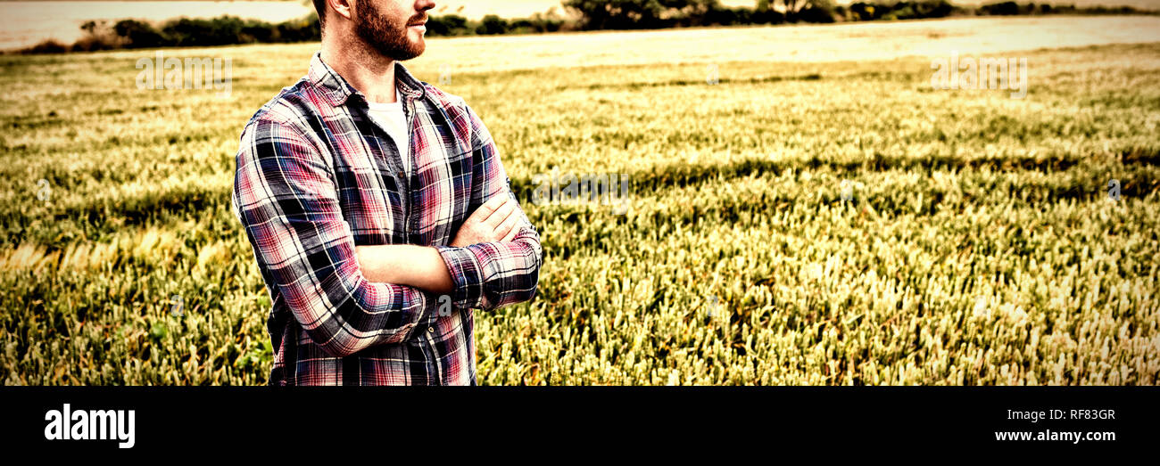 Bauer Stehen mit verschränkten Armen, während Sie auf der Suche Stockfoto