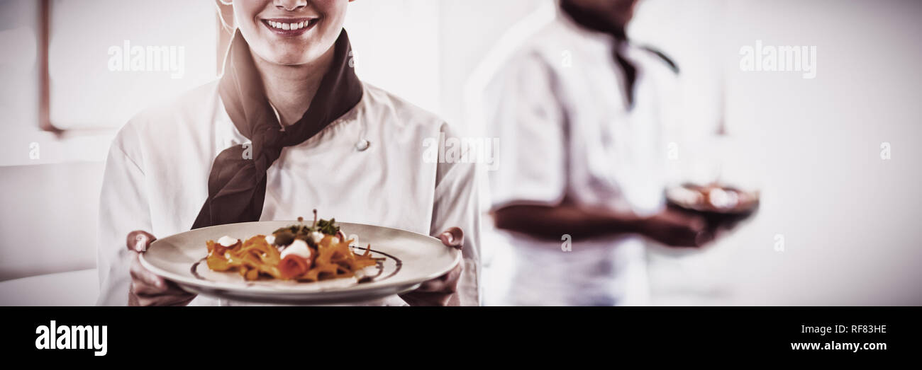 Glücklich Chefkoch präsentiert ihr Essen Stockfoto