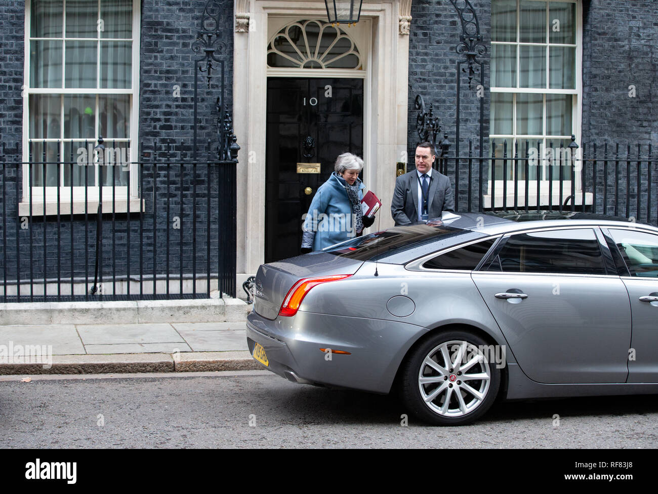 Der britische Premierminister, Theresa May, Blätter Nummer 10 Downing Street vor dem Unterhaus für die Prime Minister's Fragen gehen. Stockfoto
