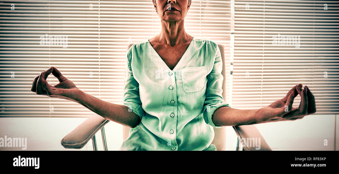 Ältere Frau beim yoga Stockfoto