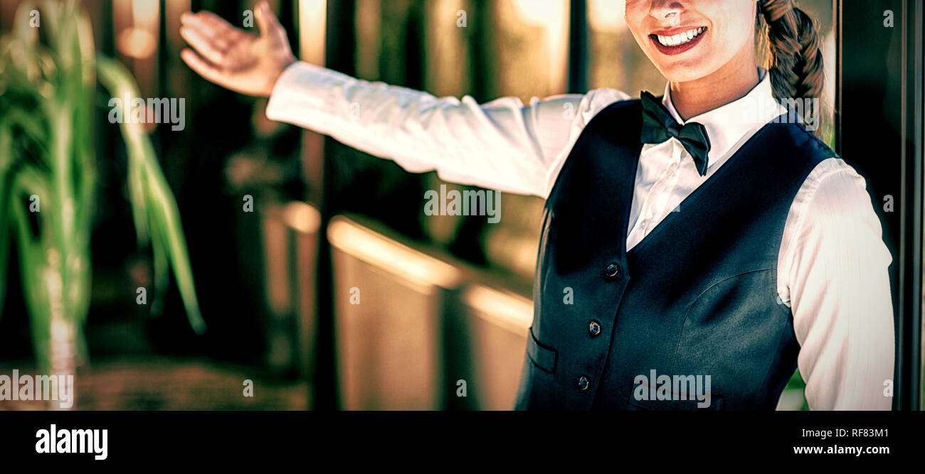 Porträt von freundlich lächelnden Kellnerin Stockfoto