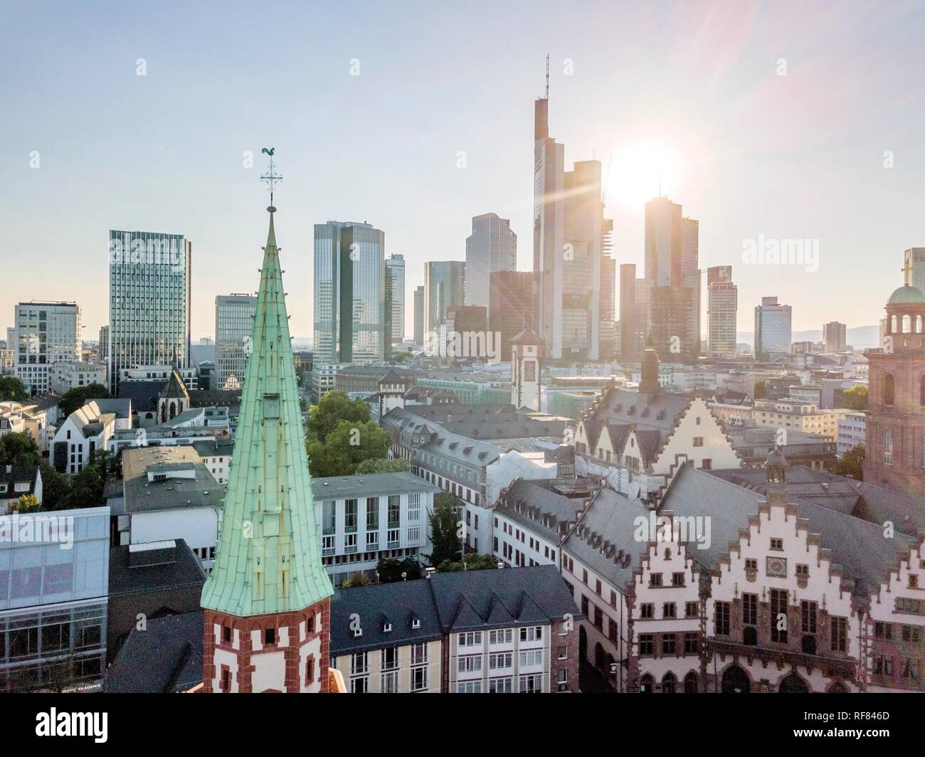 Altstadt und Innenstadt mit Hochhäusern während der sonnigen Tag in Frankfurt am Main, Deutschland Stockfoto