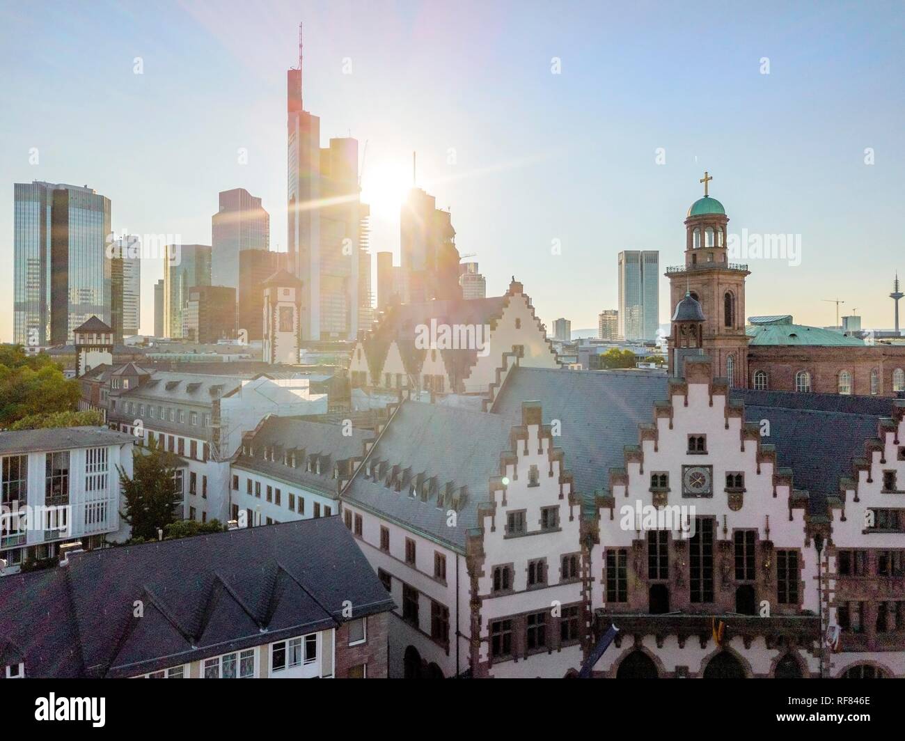 Altstadt und Innenstadt mit Hochhäusern während der sonnigen Tag in Frankfurt am Main, Deutschland Stockfoto