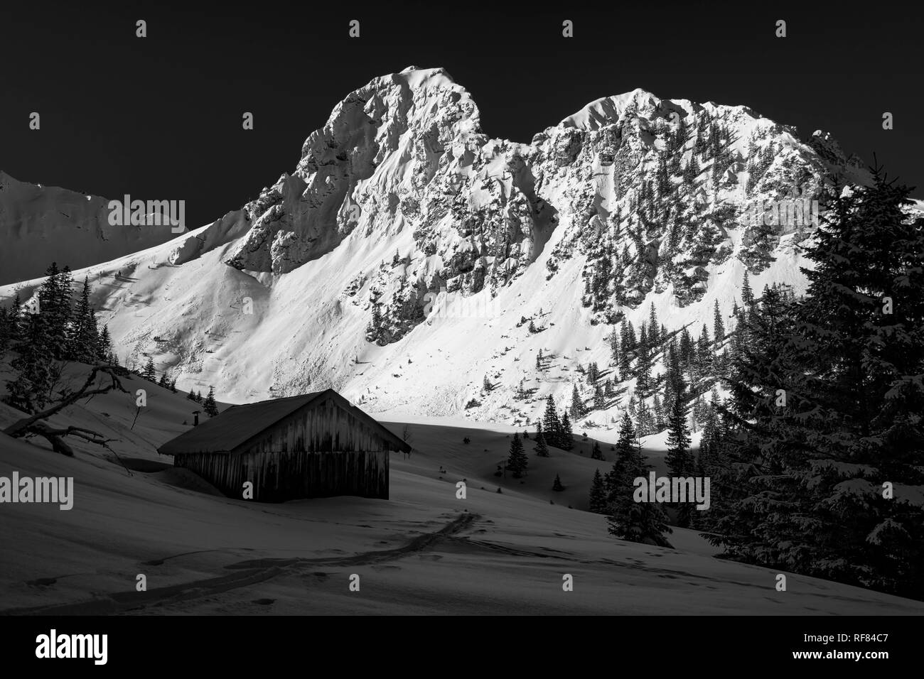 Berghütte vor dem schneebedeckten Gipfel der Gehrenspitze, Reutte, Außerfern, Tirol, Österreich Stockfoto