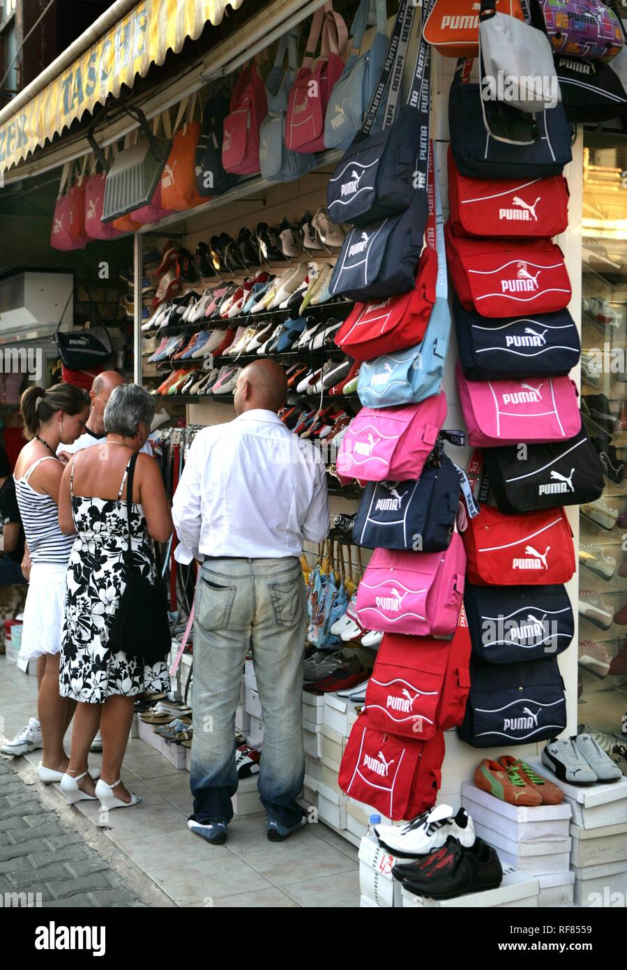 TUR Türkei Side Türkische Riviera. Shop mit gefälschten Produkte Puma Schuhe  und Taschen in der Altstadt Stockfotografie - Alamy