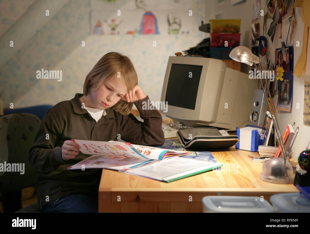 Deu Deutschland Junge Junge Student Ist Lernen Fur Schule Zu