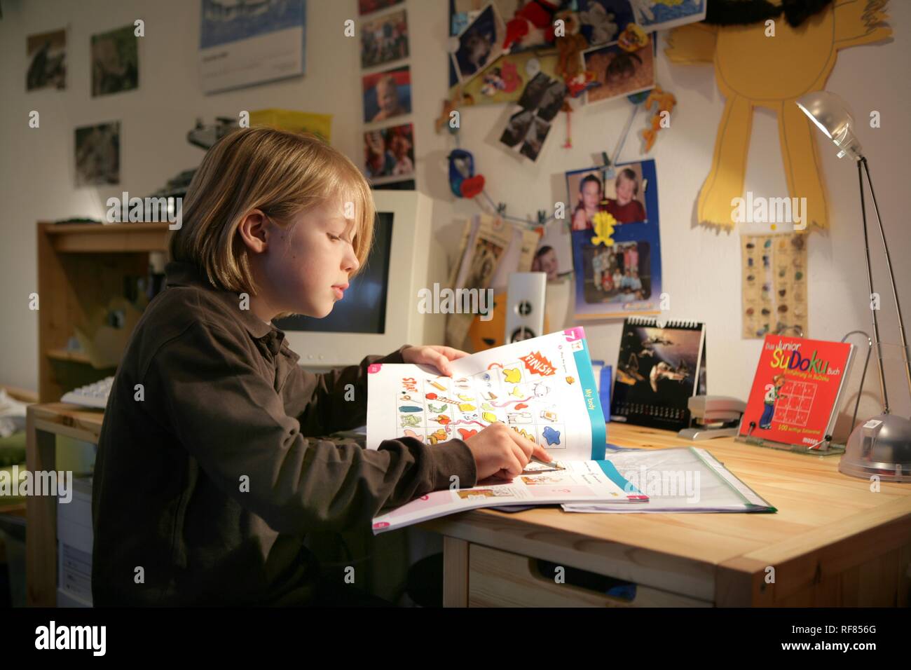 Deu Deutschland Junge Junge Student Ist Lernen Fur Schule Zu