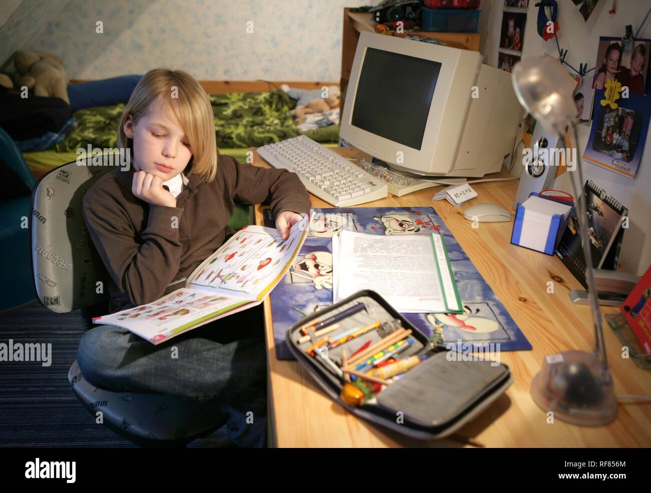 Deu Deutschland Junge Junge Student Ist Lernen Fur Schule Zu