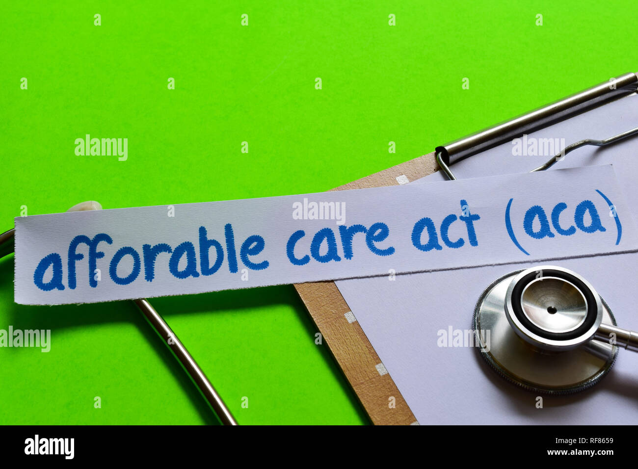 Erschwingliche Pflege handeln (ACA) im Gesundheitswesen Konzept Inspiration mit grünem Hintergrund Stockfoto