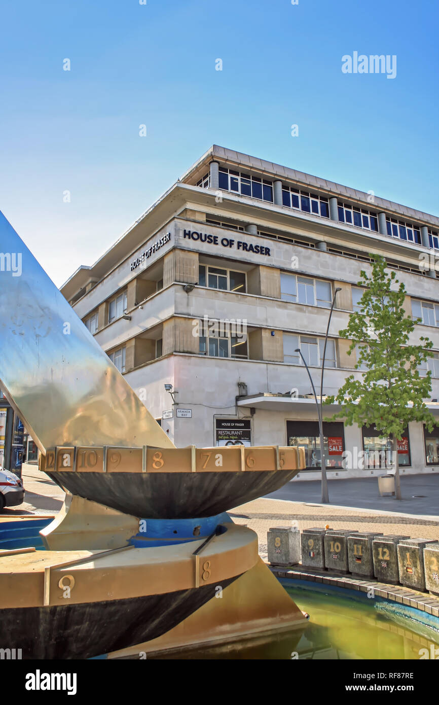 Die Armada Wählen von Carole Vincent und die House of Fraser store Plymouth Stockfoto