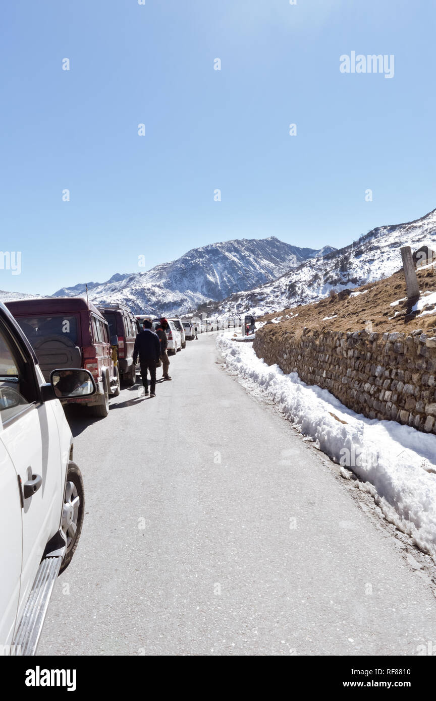 Stau auf der Autobahn und Verstopfung durch Tsomgo See zu Schneefall. Touristische Fahrzeuge aufgereiht in Schritt Hill Region des Himalaya Mountain Valley zu klettern. Stockfoto