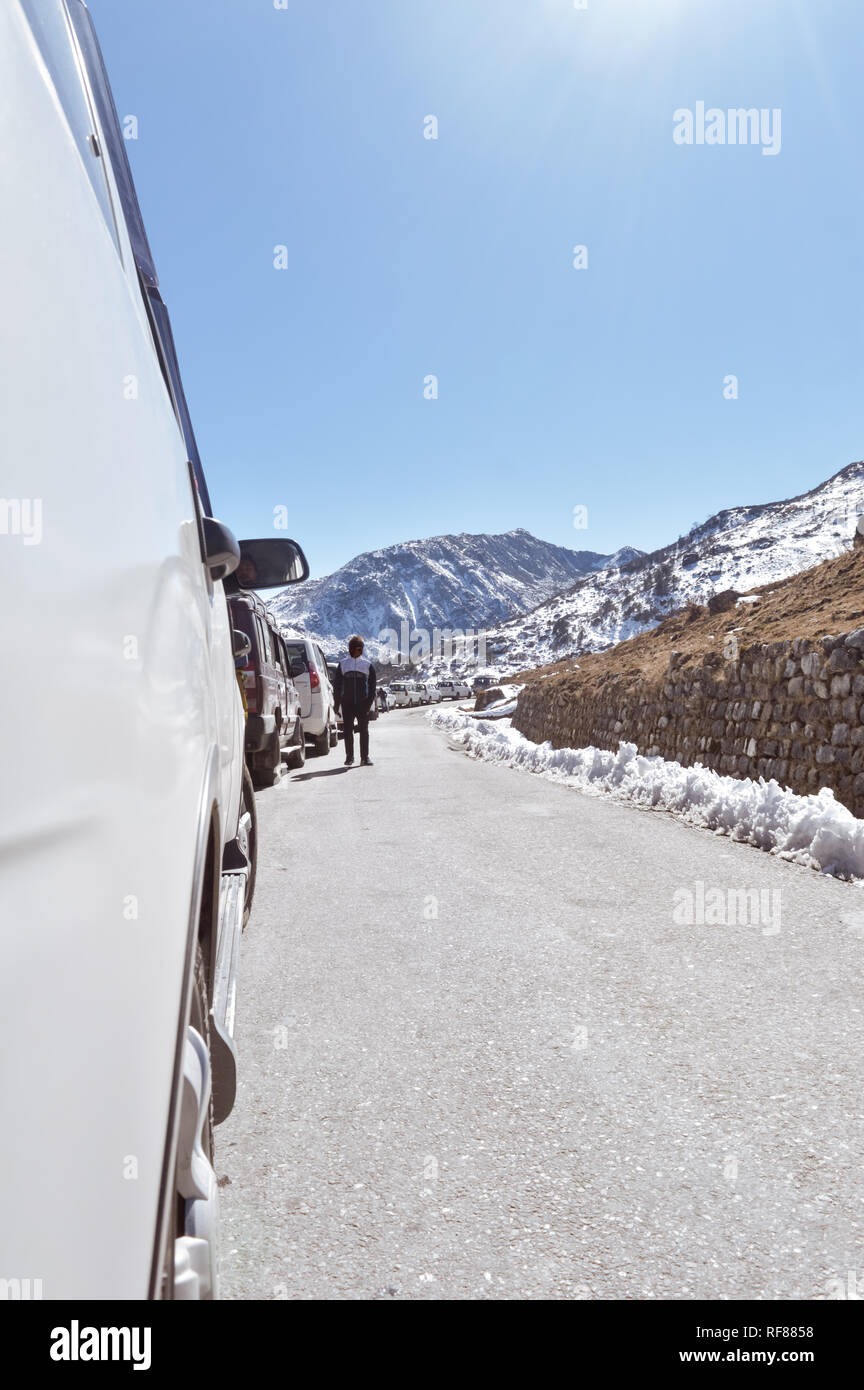 Stau auf der Autobahn und Verstopfung durch Tsomgo See zu Schneefall. Touristische Fahrzeuge aufgereiht in Schritt Hill Region des Himalaya Mountain Valley zu klettern. Stockfoto