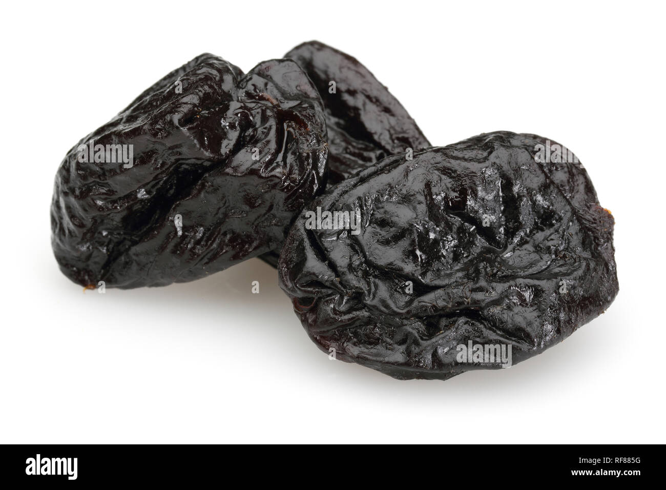 Getrocknete schwarze Pflaumen isoliert auf weißem Hintergrund Stockfoto