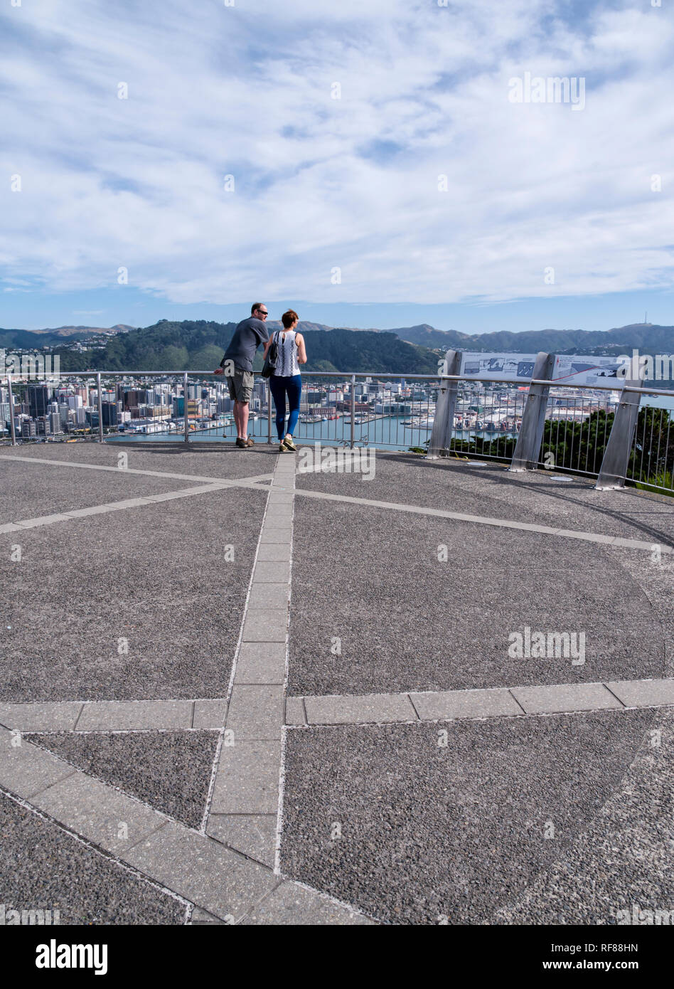 Blick von Neuseelands Hauptstadt Wellington von Mt Victoria Aussichtspunkt, an einem warmen Herbsttag. Stockfoto