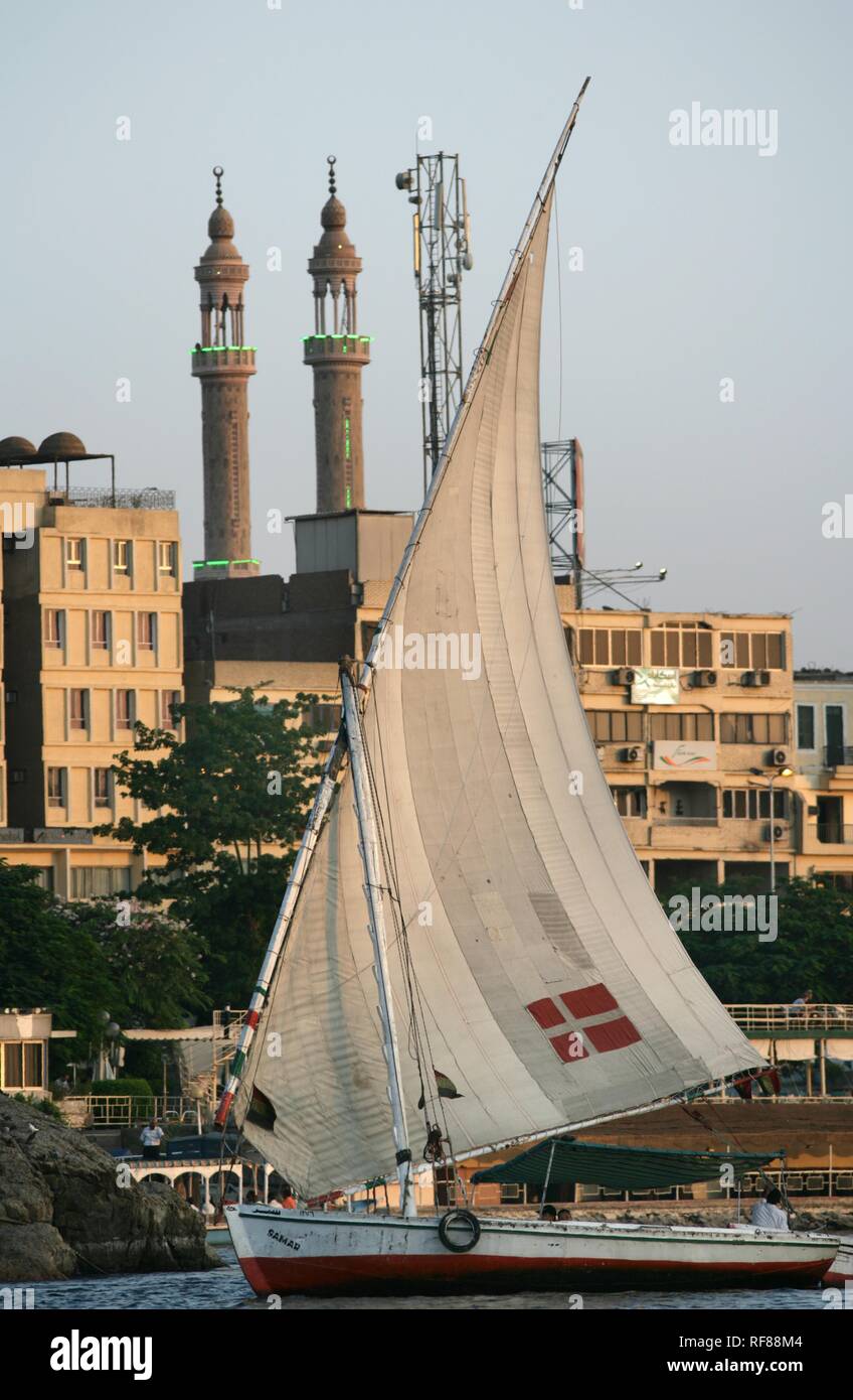 Felucca, traditionellen Segelboot auf dem Nil, in der Nähe von Aswan, Ägypten, Afrika Stockfoto