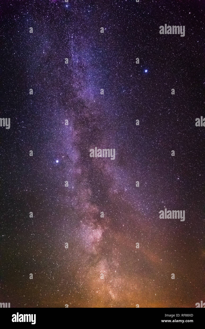 https://c8.alamy.com/compde/rf88xd/nacht-landschaft-mit-bunten-milchstrasse-sterne-und-gelbe-licht-sternenhimmel-im-herbst-schone-universum-raum-hintergrund-rf88xd.jpg