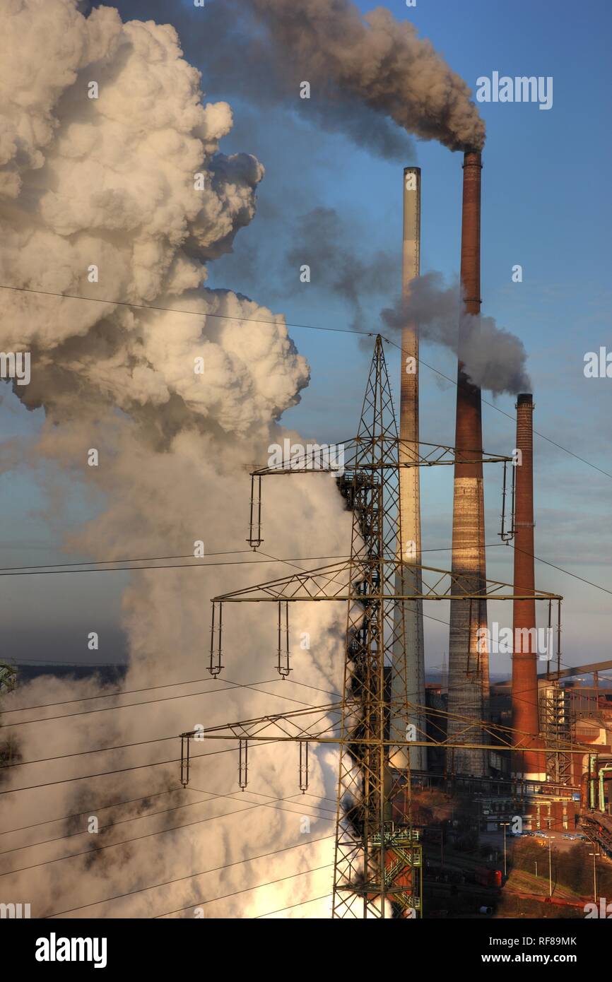 Schornsteine, Kühltürme, Hamborn, ThyssenKrupp Stahlwerk Schwelgern, Duisburg, Nordrhein-Westfalen Stockfoto
