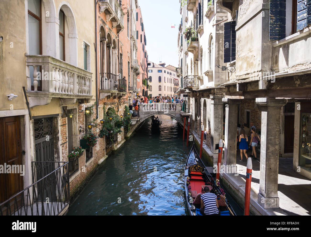 Blick auf den Kanal Rio Marin mit Booten und Gondeln von der Ponte de la Bergami in Venedig, Italien. Venedig ist ein beliebtes Reiseziel in Europa. Venedig, Italien - 14.8.2017 Stockfoto