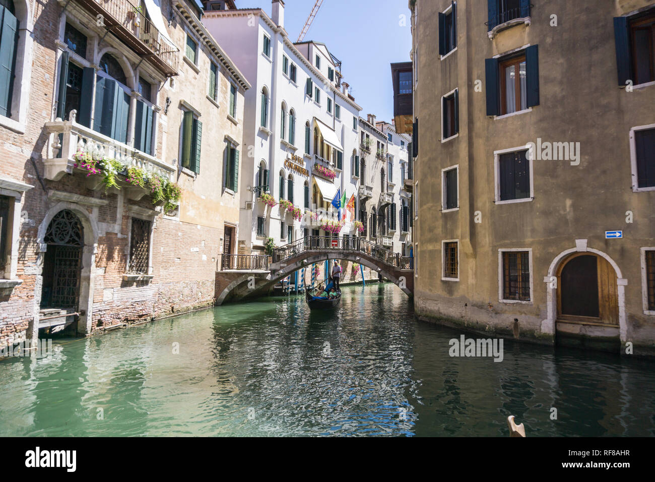 Blick auf den Kanal Rio Marin mit Booten und Gondeln von der Ponte de la Bergami in Venedig, Italien. Venedig ist ein beliebtes Reiseziel in Europa. Venedig, Italien - 14.8.2017 Stockfoto