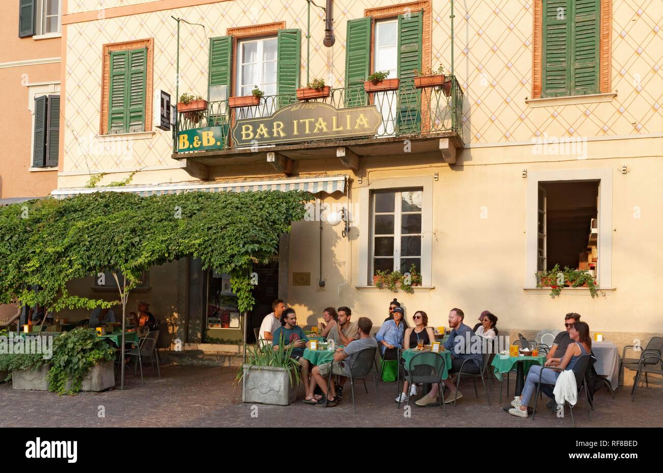 Bar Italia, kleines Hotel mit Restaurant Terrasse , Torno, Comer See, Lombardei, Italien Stockfoto