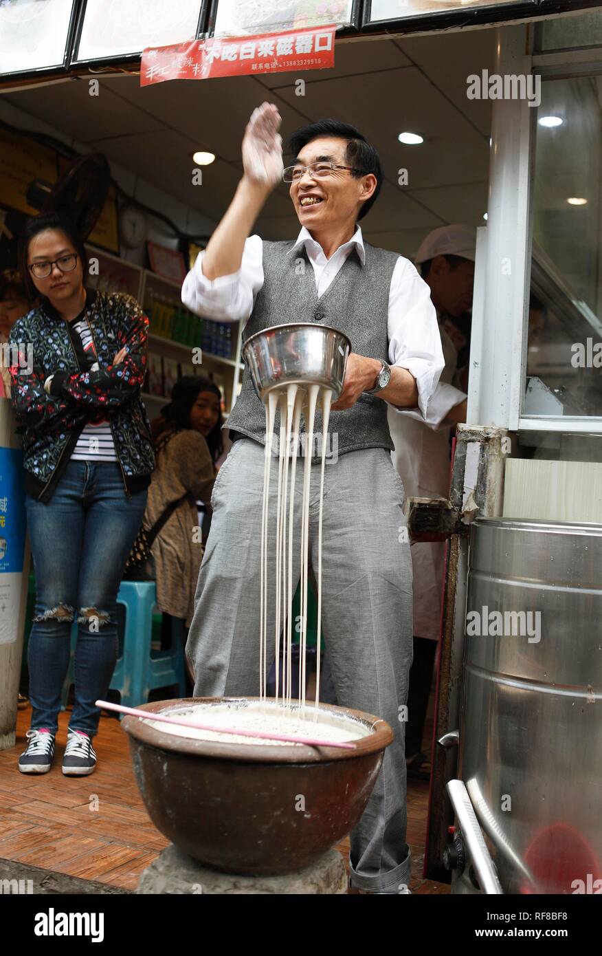 Mann, Pasta von Hand, Ciqikou Alte Stadt, Provinz Chongqing, Chongqing, China Stockfoto