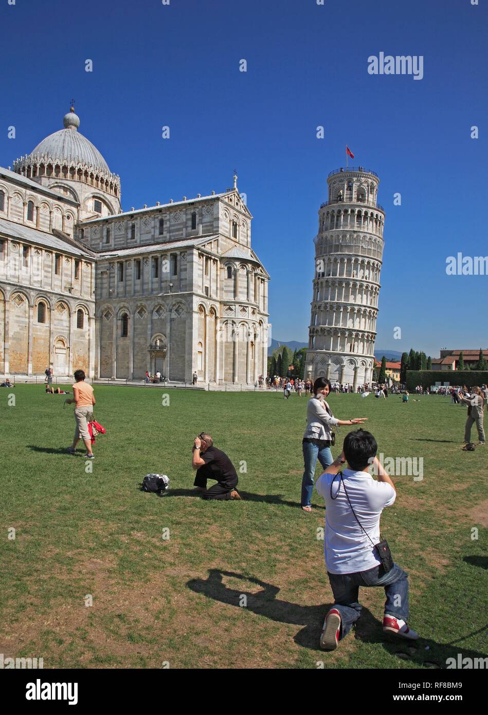 Touristen, die Bilder von der Kathedrale Santa Maria Assunta und den Schiefen Turm von Pisa, Pisa, Toskana, Italien Stockfoto