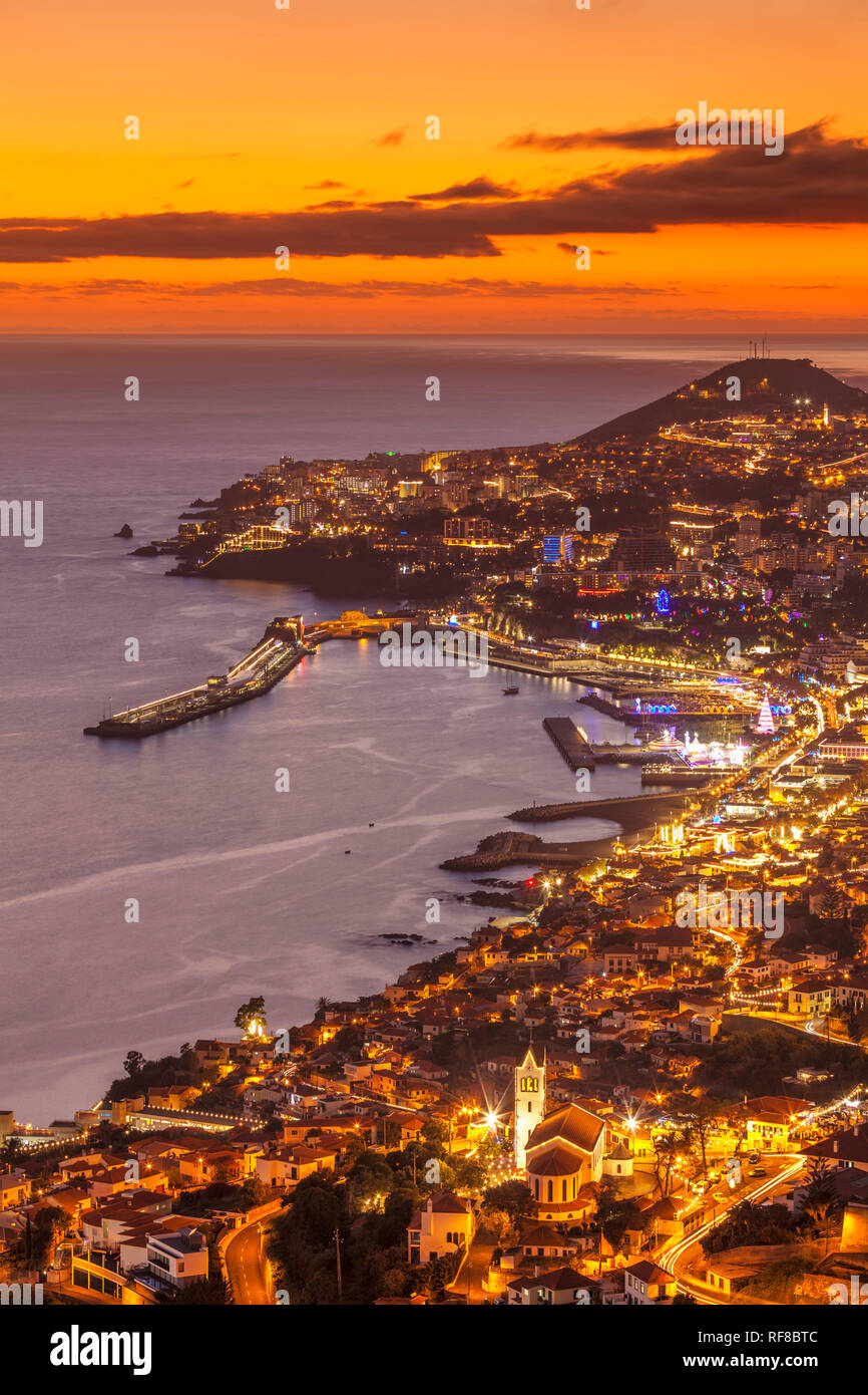 Funchal Madeira Funchal Skyline bei Sonnenuntergang über der Bucht und Hafen Altstadt Funchal Madeira Portugal Europa suchen Stockfoto